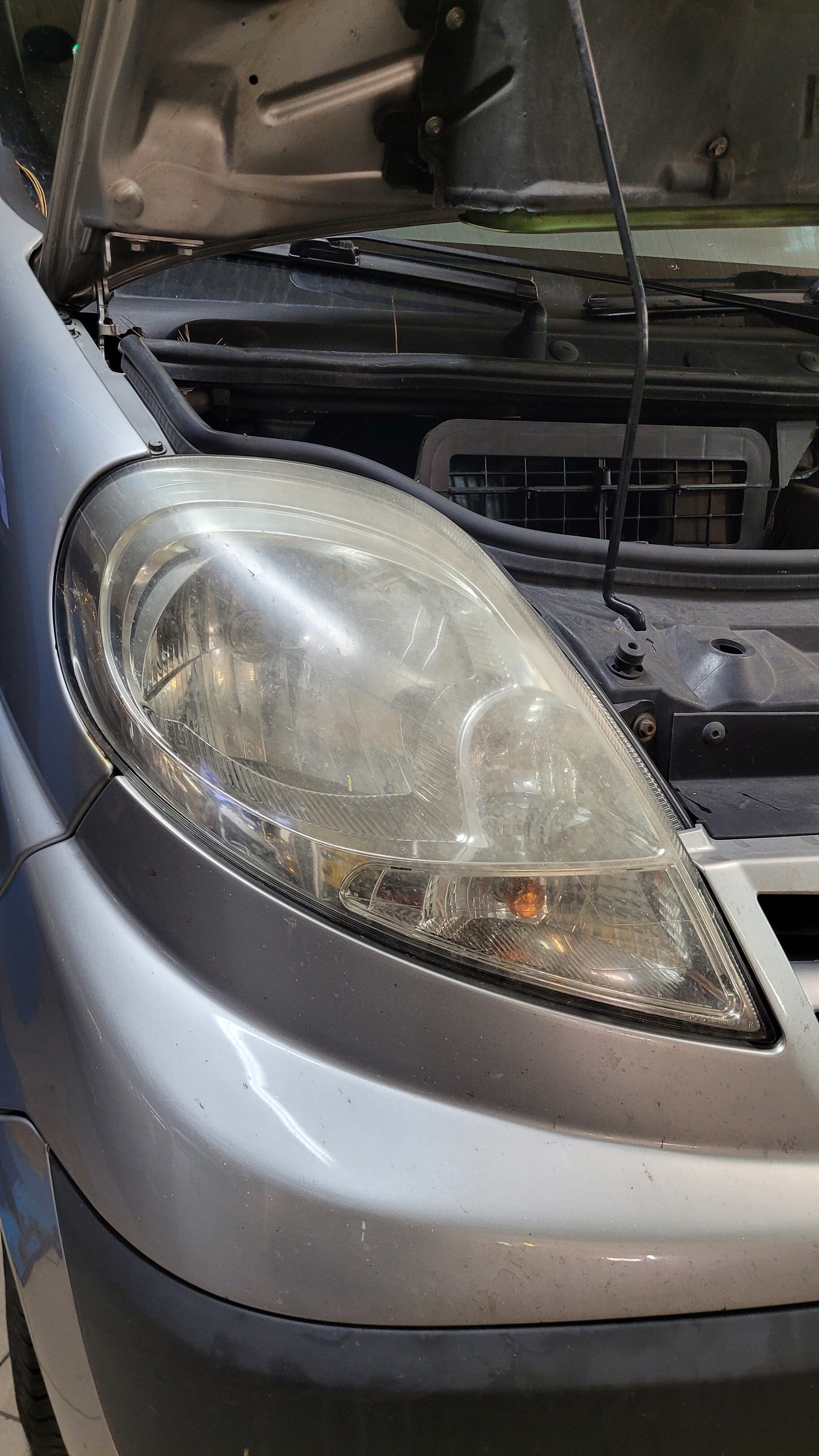 Vivaro – Polerowanie reflektorów – zdjęcie 1 z 2