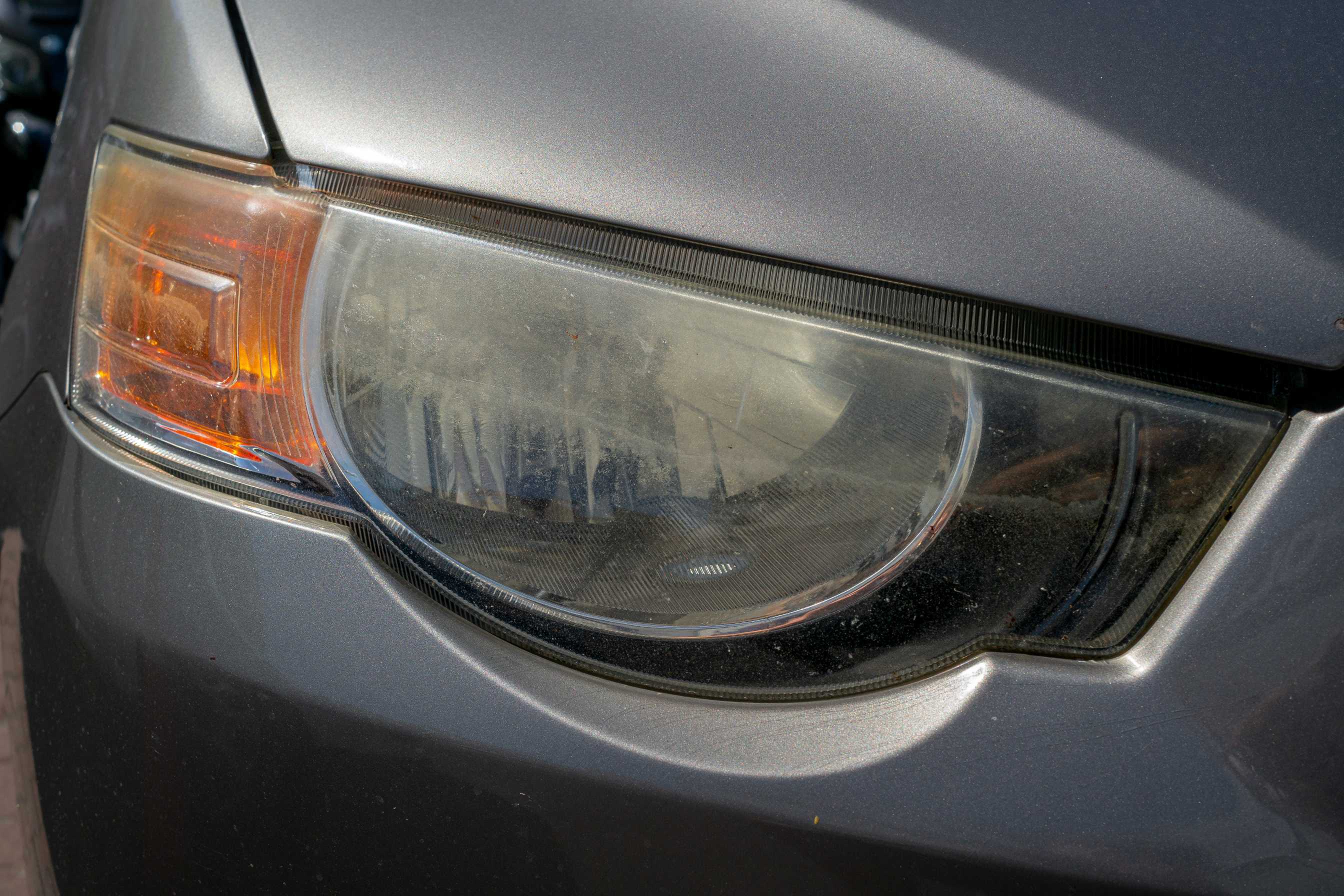 Pożółkły reflektor Mitsubishi Colt przed polerowaniem