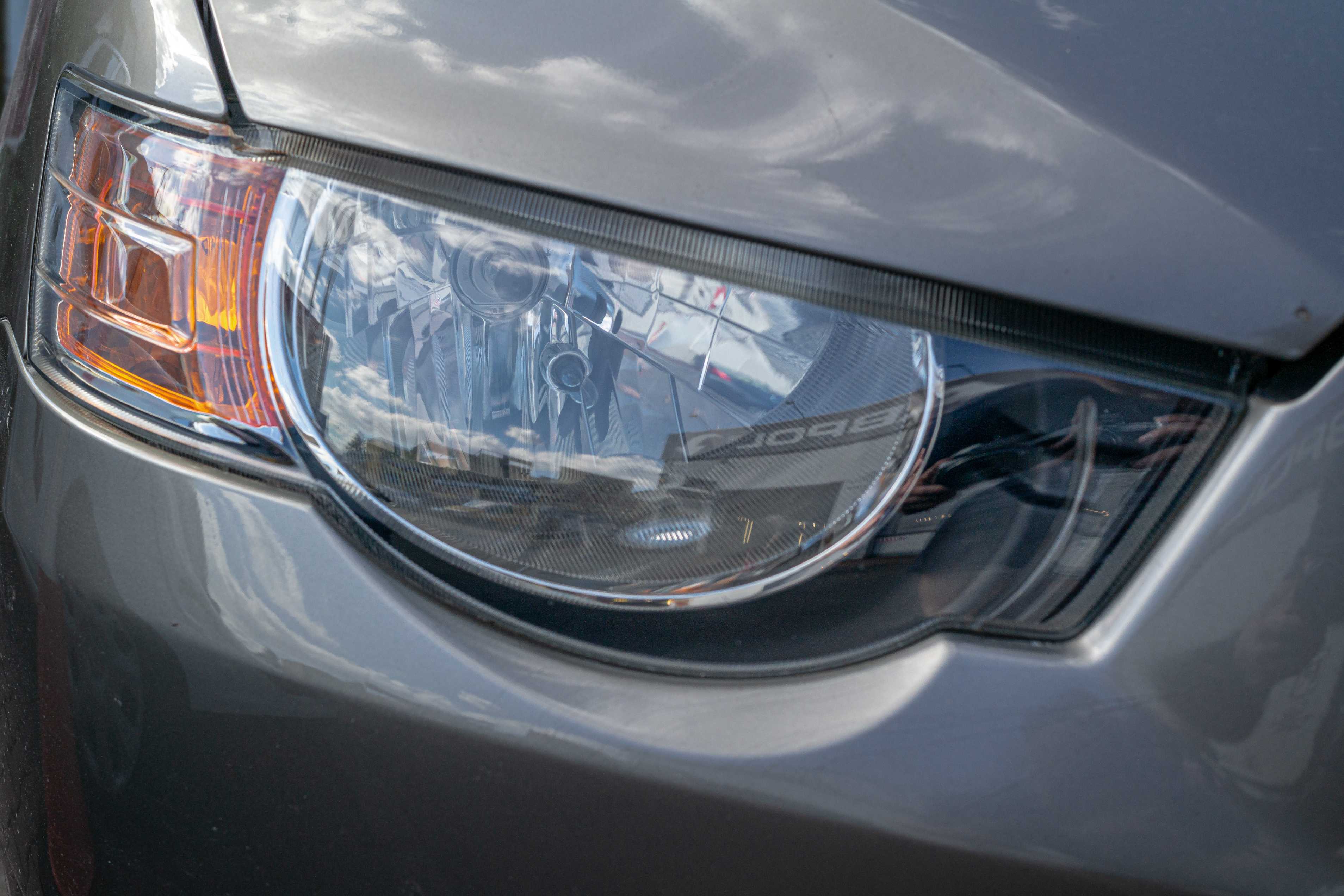Reflektor Mitsubishi Colt po polerowaniu i renowacji
