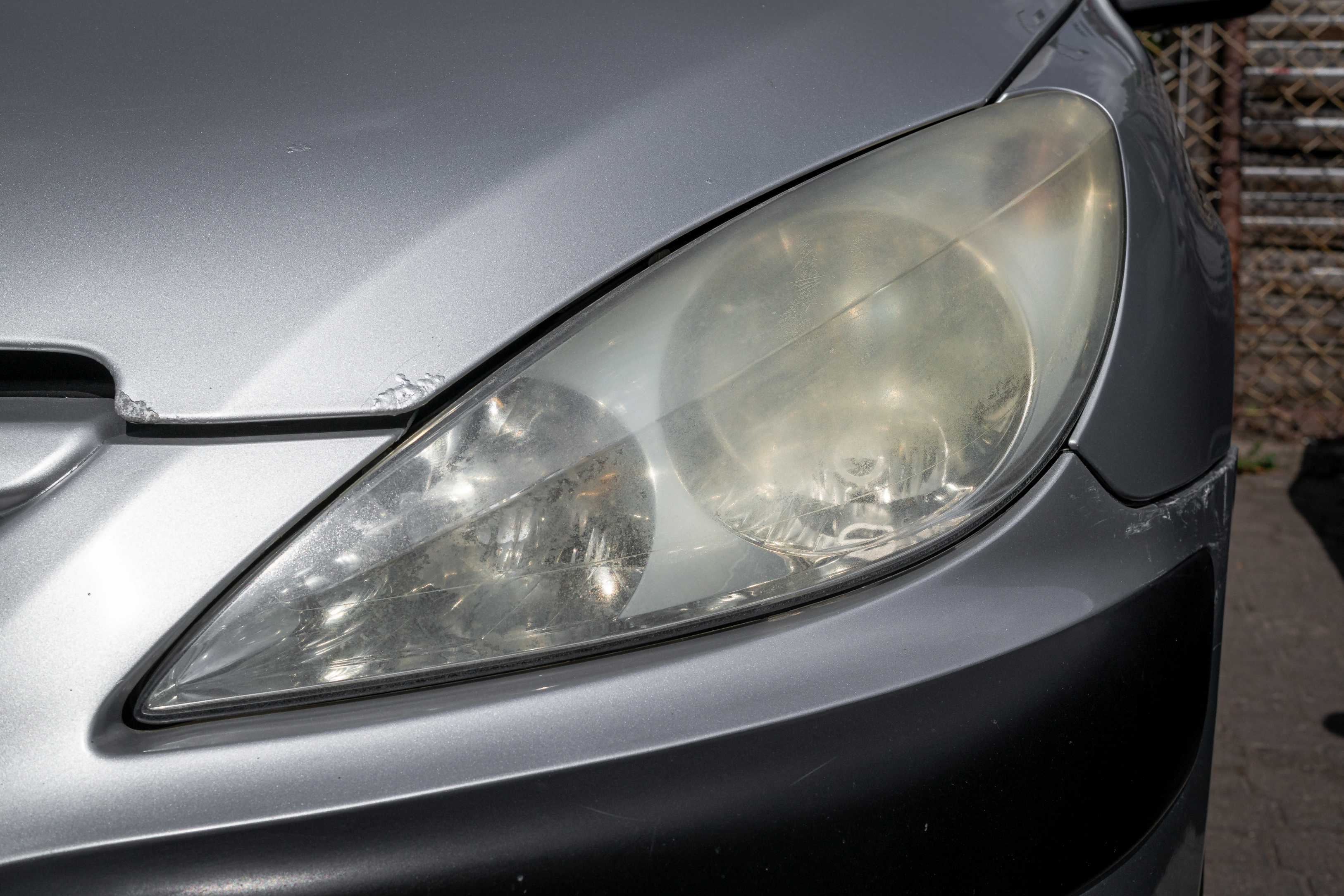 Matowy reflektor Peugeot 307 przed renowacją