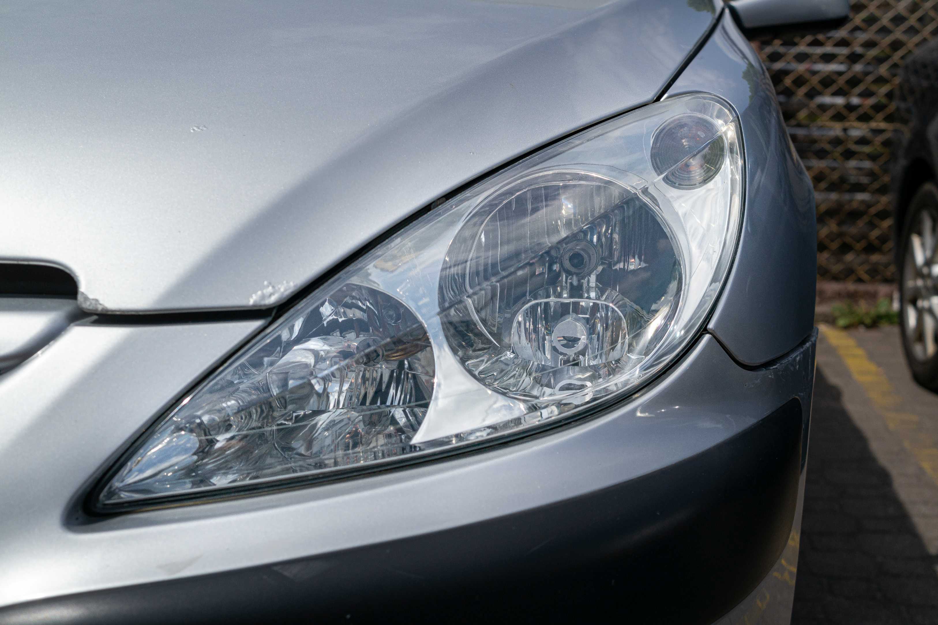 Reflektor Peugeot 307 po polerowaniu w Warszawie