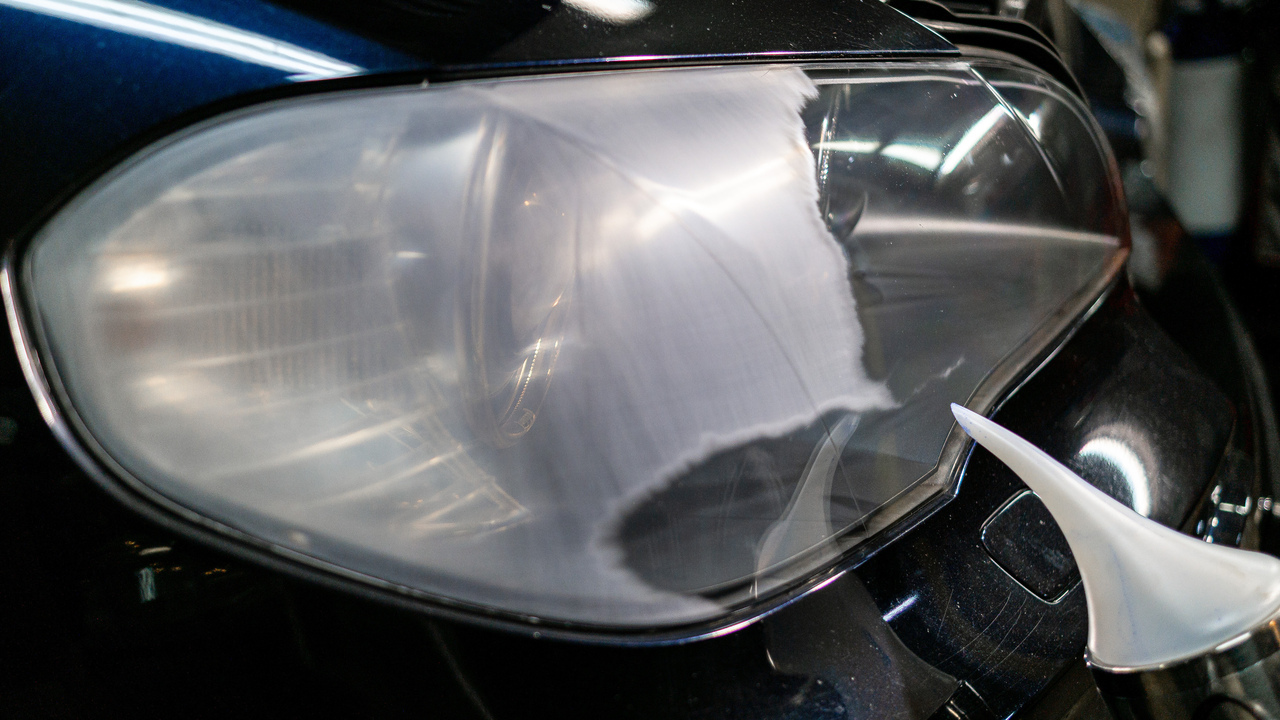 Aplikacja płynnego plastiku na reflektor – etap zabezpieczenia po renowacji